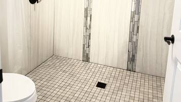 Secador de pelo, toallas, papel higiénico