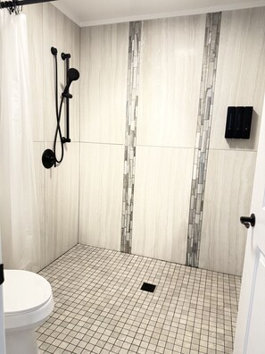 Sèche-cheveux, serviettes fournies, papier toilette