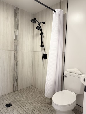 Hair dryer, towels, toilet paper - Waena Inn Unit 2 – Newly Renovated Maui Private Suite (Wailuku)