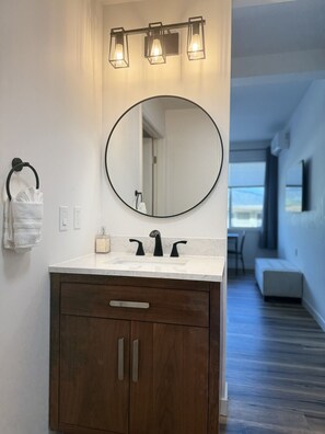 Sèche-cheveux, serviettes fournies, papier toilette