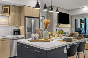 冷蔵庫、電子レンジ、オーブン、コンロ