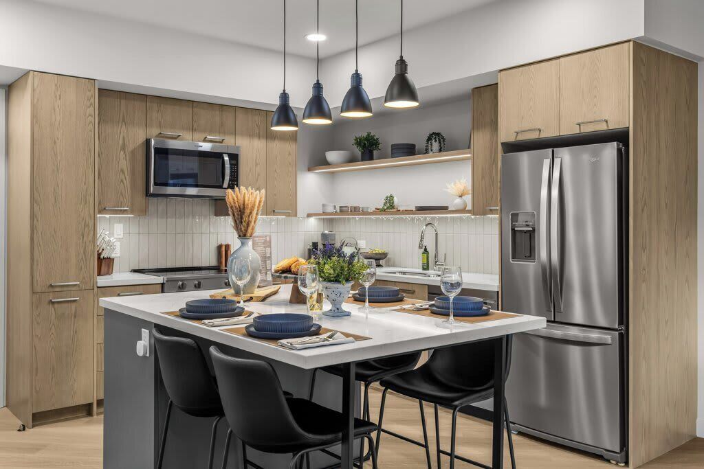 Frigorífico, microondas, horno y placa de cocina