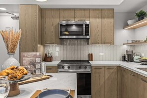 冷蔵庫、電子レンジ、オーブン、コンロ