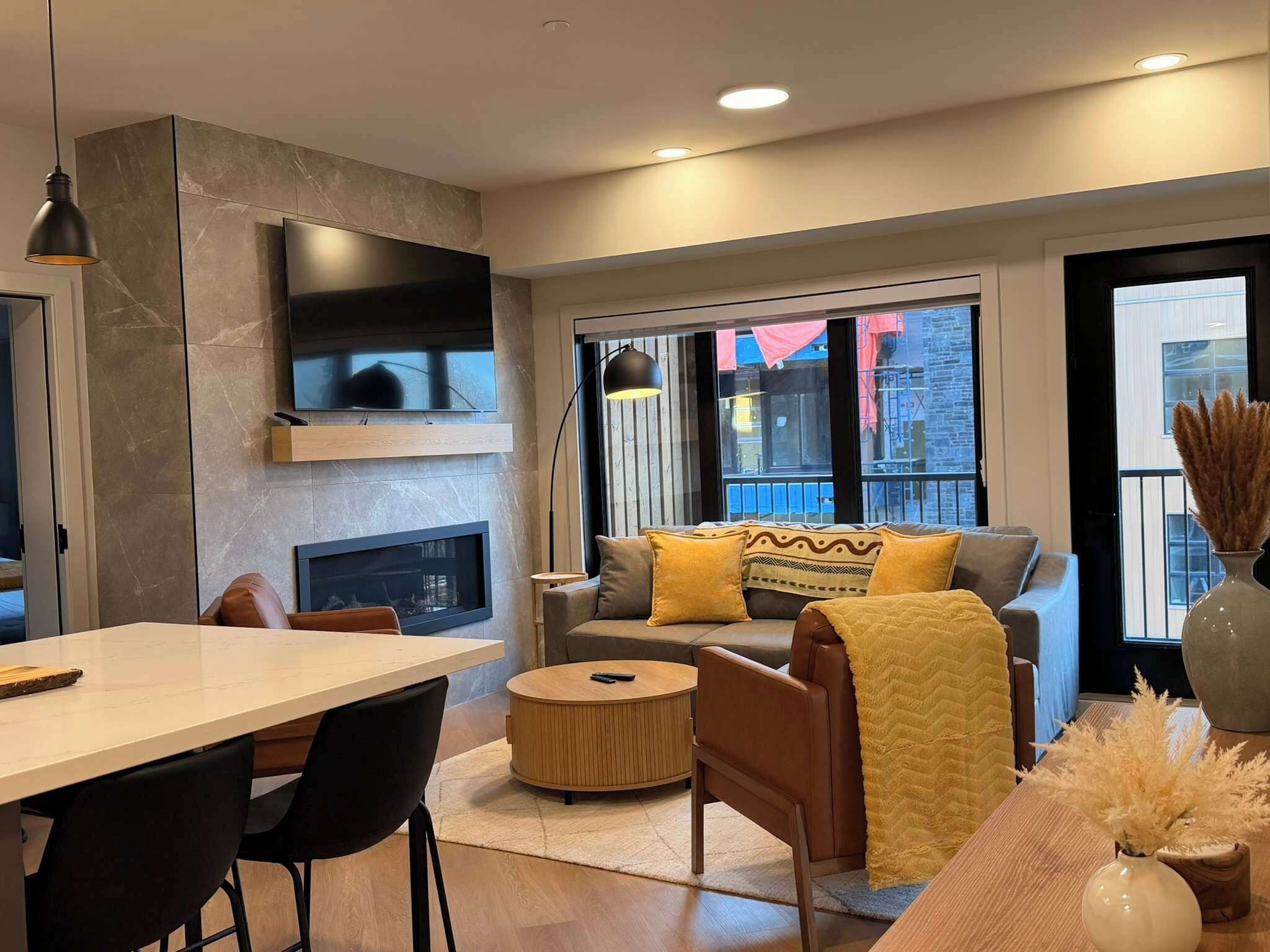 Una televisión, una chimenea, una oficina