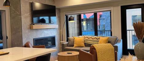 Una televisión, una chimenea, una oficina