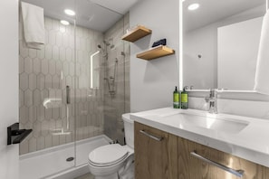 Dusche, Haartrockner, Handtücher, Shampoo