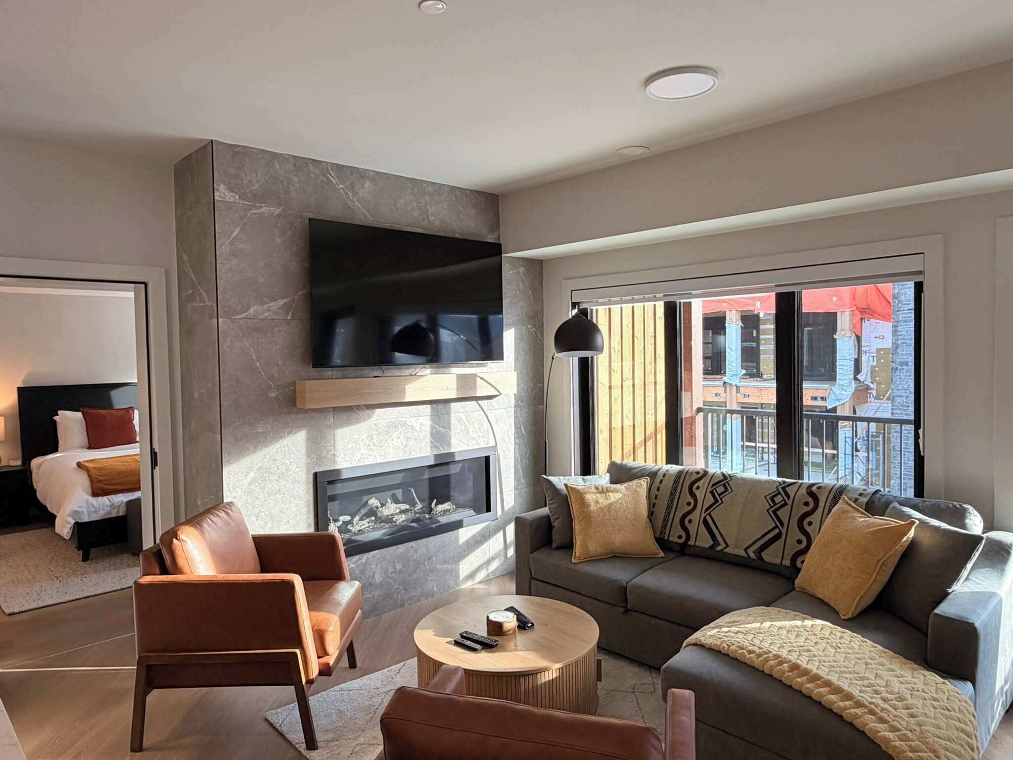 TV, peis og kontorer