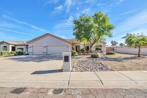 Exterior - 3-bedroom spacious house in cool Phoenix with refreshing AC (Phoenix)