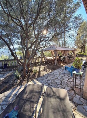 Outdoor dining - House Les Ribas (Le Cannet-des-Maures)