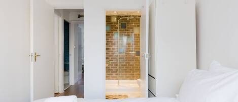 2 عدّة غرف نوم وخدمة الإنترنت وملاءات أسرّة