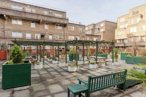 Outdoor dining - Brilliantly Located 2BDR Flat in Barbican (Greater London)