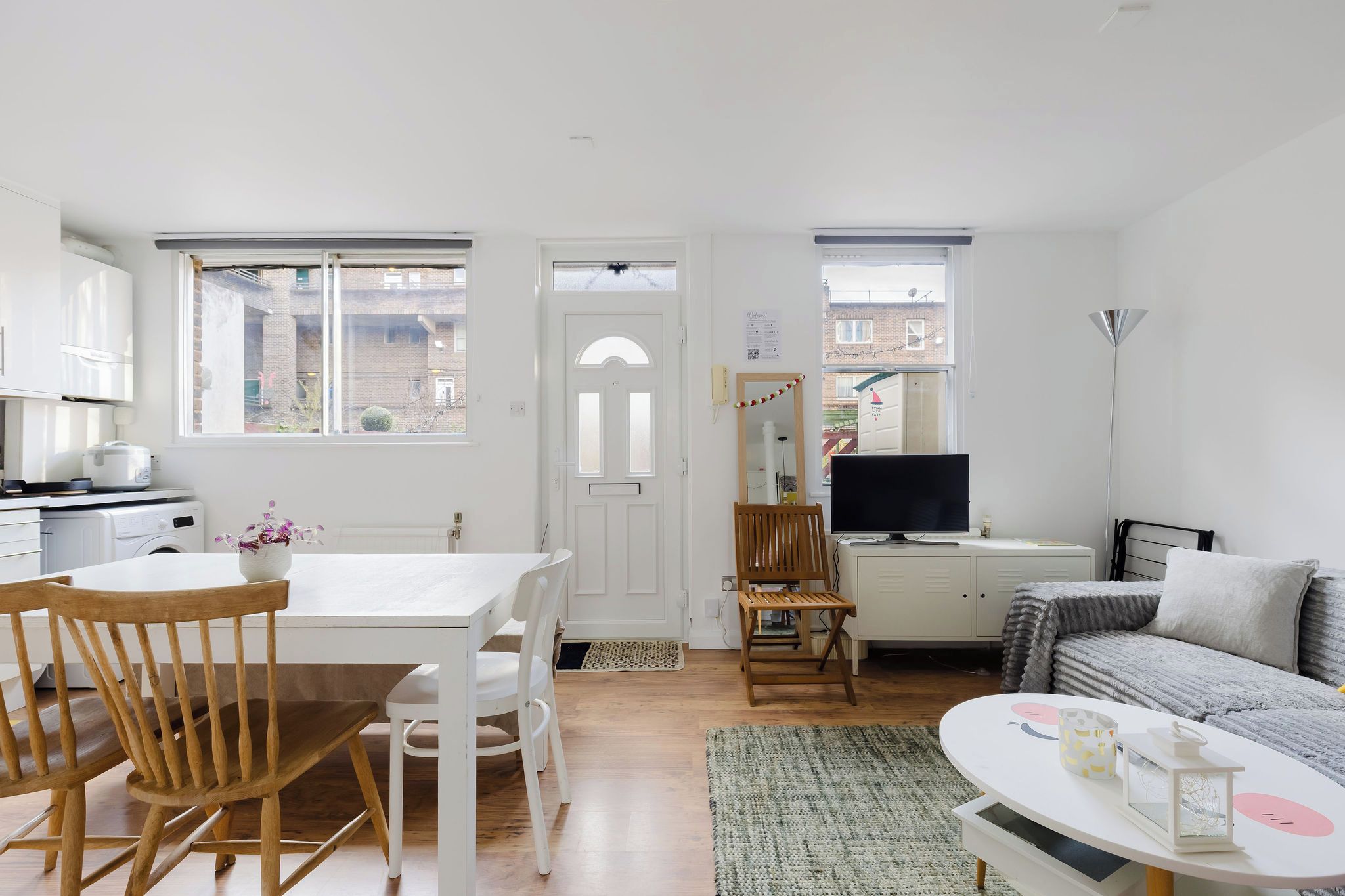 Eine moderne Wohnung mit Essbereich, Wohnzimmer und Küchenzeile.