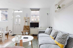 TV - Brilliantly Located 2BDR Flat in Barbican (Greater London)