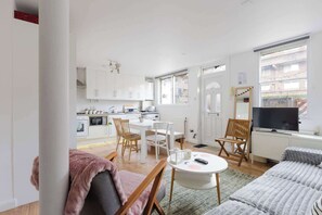 TV - Brilliantly Located 2BDR Flat in Barbican (Greater London)