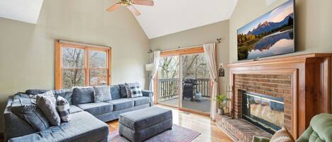 Een televisie en een open haard