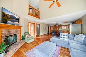 TV, fireplace - The WoodView Hideaway | Hot Tub, Game Room & MORE! (Townsend)