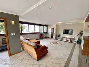 Smart TV, books, computer monitors - Windmills Roof (Porto Alegre)