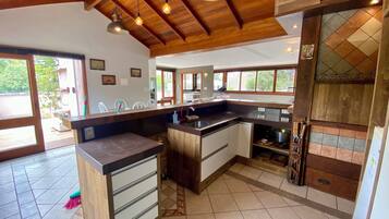 Geladeira, micro-ondas, fogão, cooktop