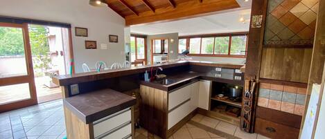 Frigorífico, microondas, horno y placa de cocina