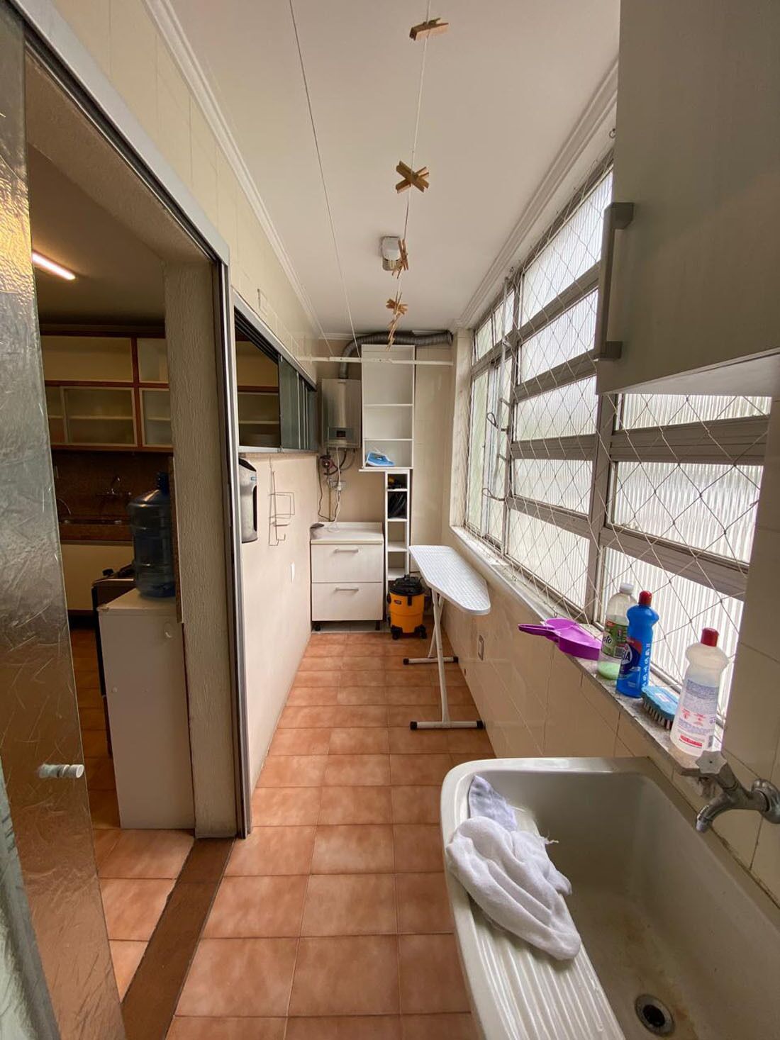 Chuveiro, secador de cabelo, toalhas de banho, sabonete