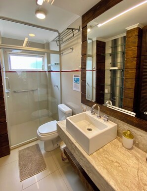 Dusch, hårtork, handdukar och tvål