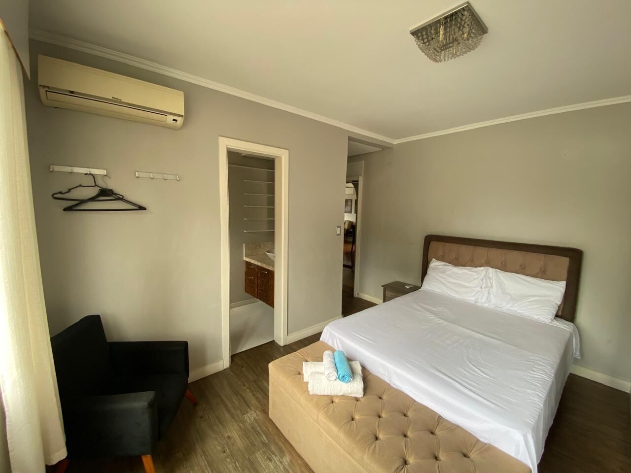 3 bedrooms, desk, iron/ironing board, free WiFi