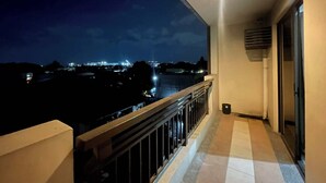 Ein Balkon mit Blick auf einen Fluss bei Nacht.
