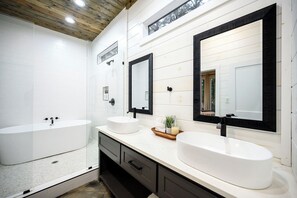 Shower, hair dryer, towels - Peace ~ Relaxation ~ Comfort ~ Luxury (Broken Bow)