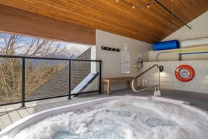 Indoor spa tub - 3BR Mountain Bliss Retreat w/ Gym, Hot Tub & Sauna (Canmore)