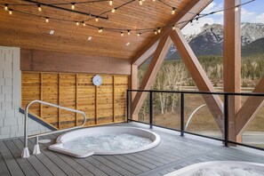 Ein Whirlpool auf einer Holterrasse mit Bergblick.
