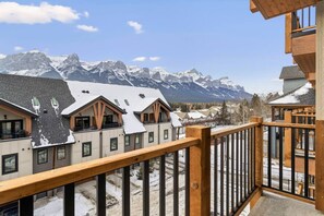 Property grounds - 3BR Mountain Bliss Retreat w/ Gym, Hot Tub & Sauna (Canmore)