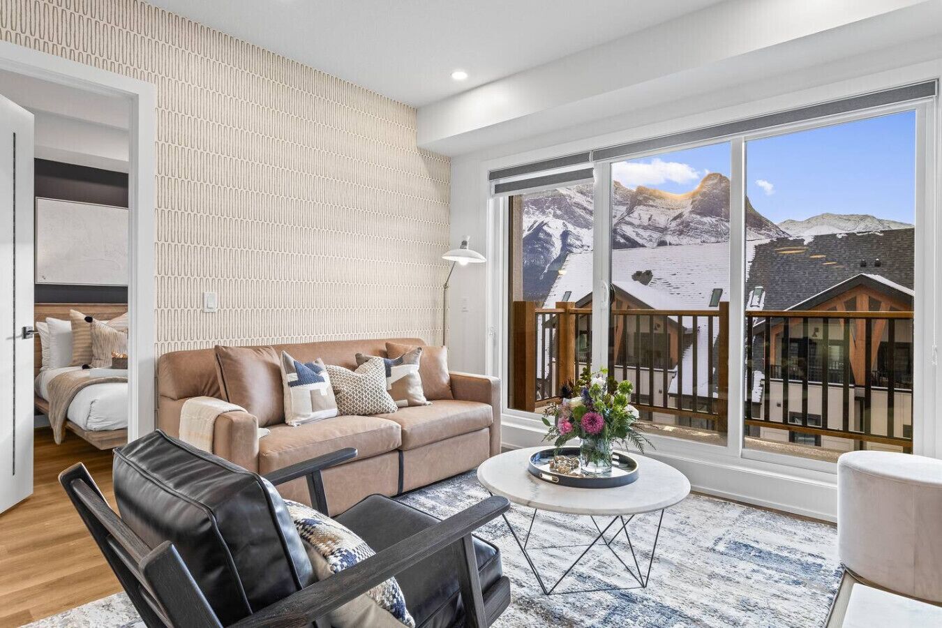 Una televisión, una chimenea