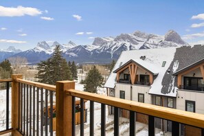 Property grounds - 3BR Mountain Bliss Retreat w/ Gym, Hot Tub & Sauna (Canmore)