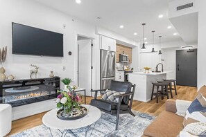 Smart TV, fireplace - 3BR Mountain Bliss Retreat w/ Gym, Hot Tub & Sauna (Canmore)