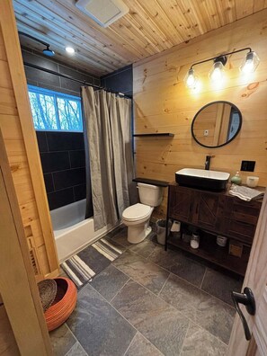 Hair dryer, towels, soap, toilet paper - Cozy 1-bedroom cottage in peaceful Strafford with AC (Strafford)