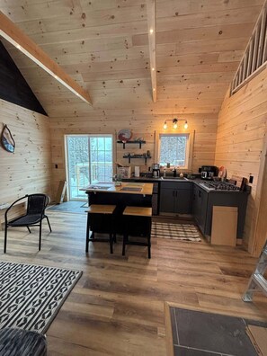Private kitchen - Cozy 1-bedroom cottage in peaceful Strafford with AC (Strafford)