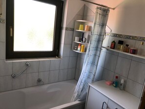 Een haardroger, zeep, toiletpapier
