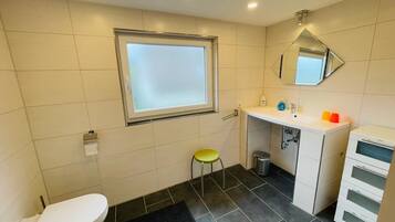 Asciugacapelli, asciugamani, sapone, carta igienica