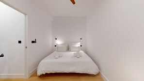 Iron/ironing board, WiFi, bed sheets - Charming 1-bedroom apartment with AC in vibrant Bilbao (Bilbao)