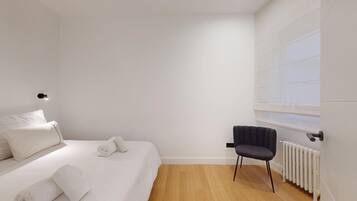 Een strijkplank/strijkijzer, wifi, beddengoed