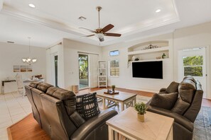 Living area - Elegant 4-bed Home w/ Pool & Spa Near Siesta Key (Sarasota)