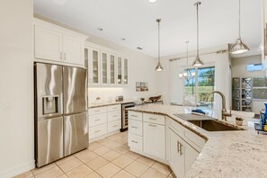 Private kitchen - Elegant 4-bed Home w/ Pool & Spa Near Siesta Key (Sarasota)