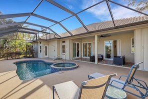 Outdoor pool - Elegant 4-bed Home w/ Pool & Spa Near Siesta Key (Sarasota)