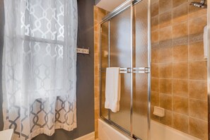 Shower, jetted bath, hair dryer, bidet - Elegant 4-bed Home w/ Pool & Spa Near Siesta Key (Sarasota)