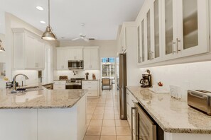 Private kitchen - Elegant 4-bed Home w/ Pool & Spa Near Siesta Key (Sarasota)