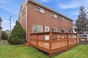 Terrace/patio - Modern 3BR Townhome in Mt. Lebanon | Garage + Easy City Access (Pittsburgh)