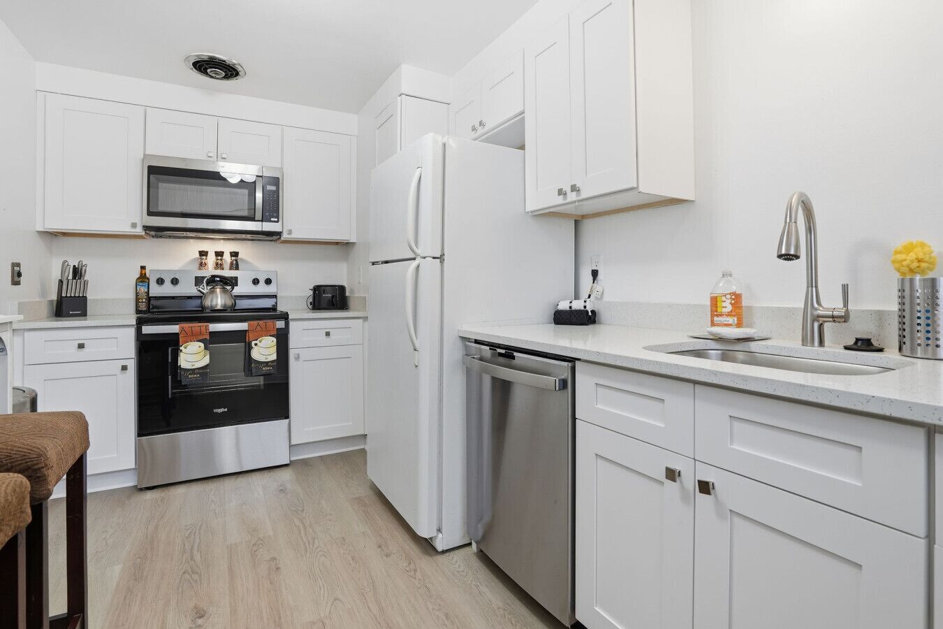 Refrigerador, microondas, horno y parrilla de estufa 