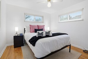 3 bedrooms, desk, iron/ironing board, travel cot - Modern 3BR Townhome in Mt. Lebanon | Garage + Easy City Access (Pittsburgh)