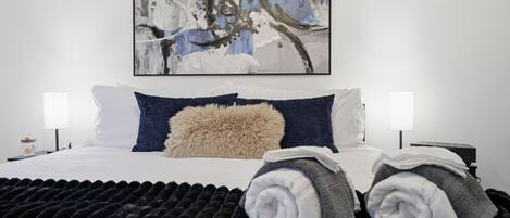 3 chambres, bureau, fer et planche à repasser, lit parapluie