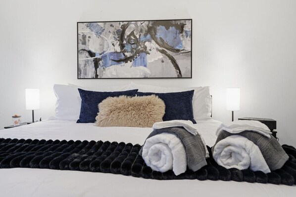 3 habitaciones, escritorio y tabla de planchar con plancha 